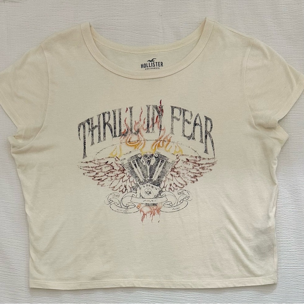 Hollister Cropped Graphic Tee
